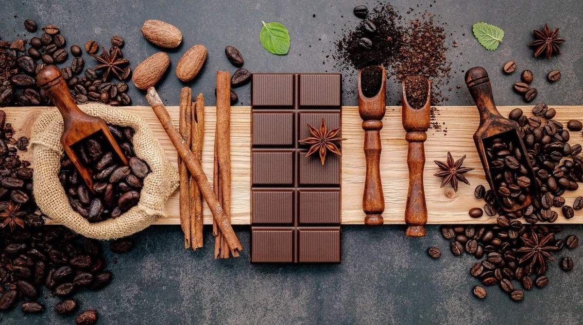 Та яагаад хар шоколаданд дуртай вэ: 7 ашигтай шинж чанарууд 