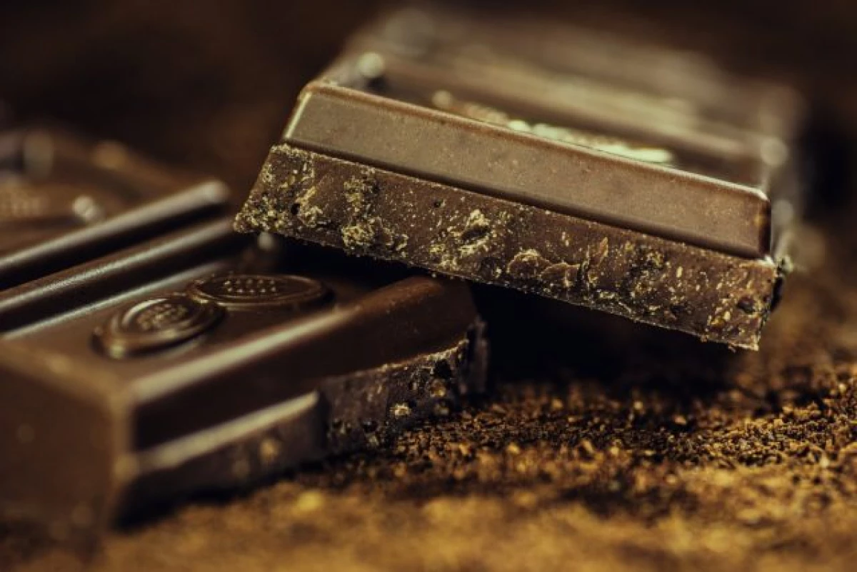 למה אתה צריך לאהוב שוקולד שחור: 7 תכונות מועילות "מרה" טעים