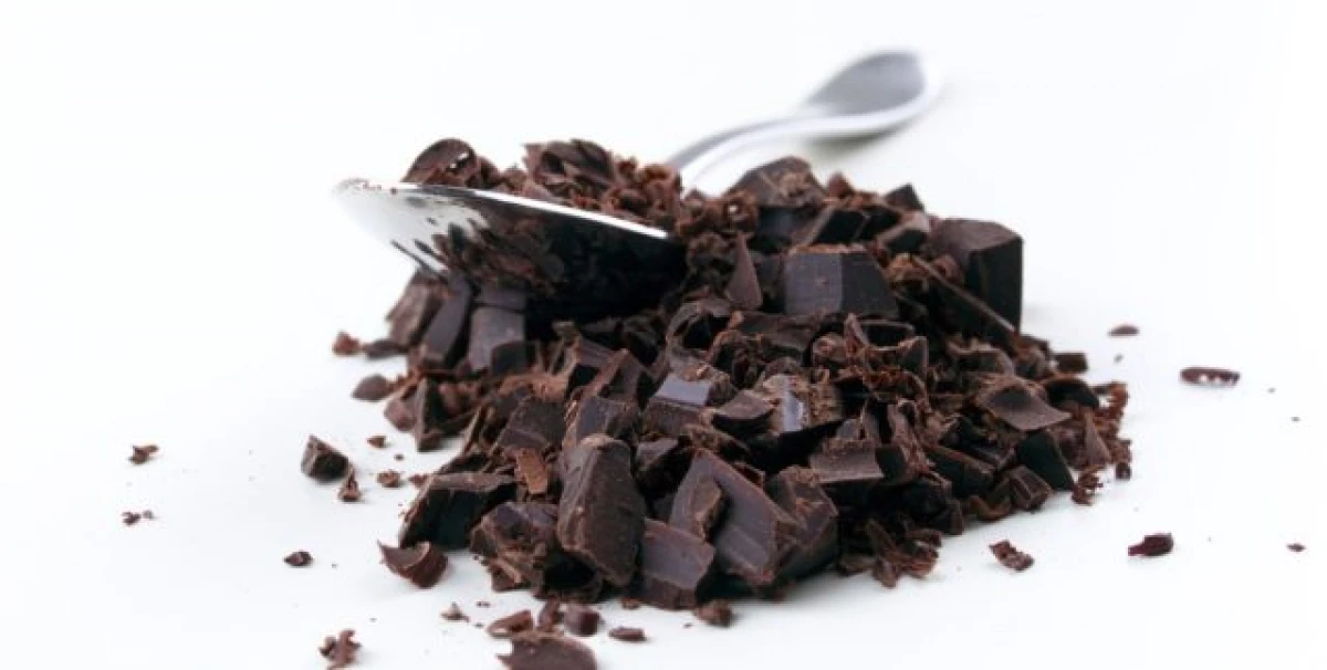 Та яагаад хар шоколаданд дуртай вэ: 7 ашигтай шинж чанарууд 