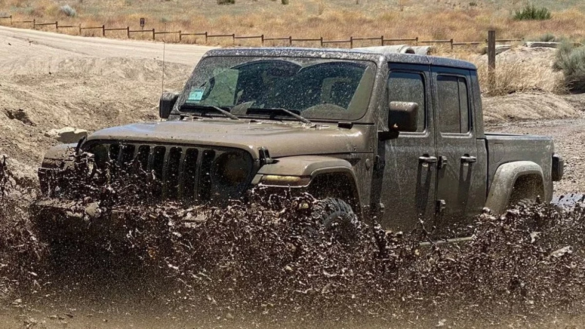 Pemilik Jeep Gladiator kehilangan jaminan untuk memandu jalan 2641_2