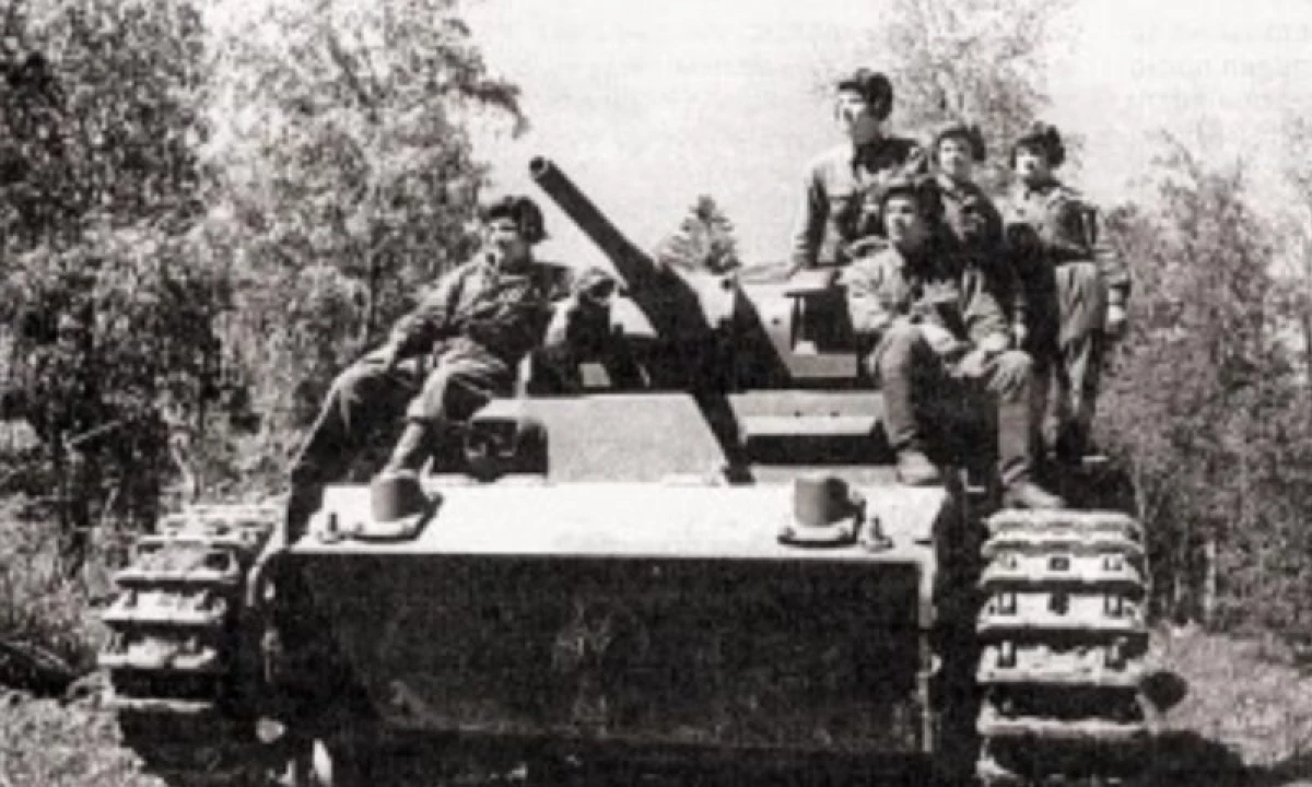 Como trabajadores de tanques soviéticos en tanques de trofeos lucharon 2693_1