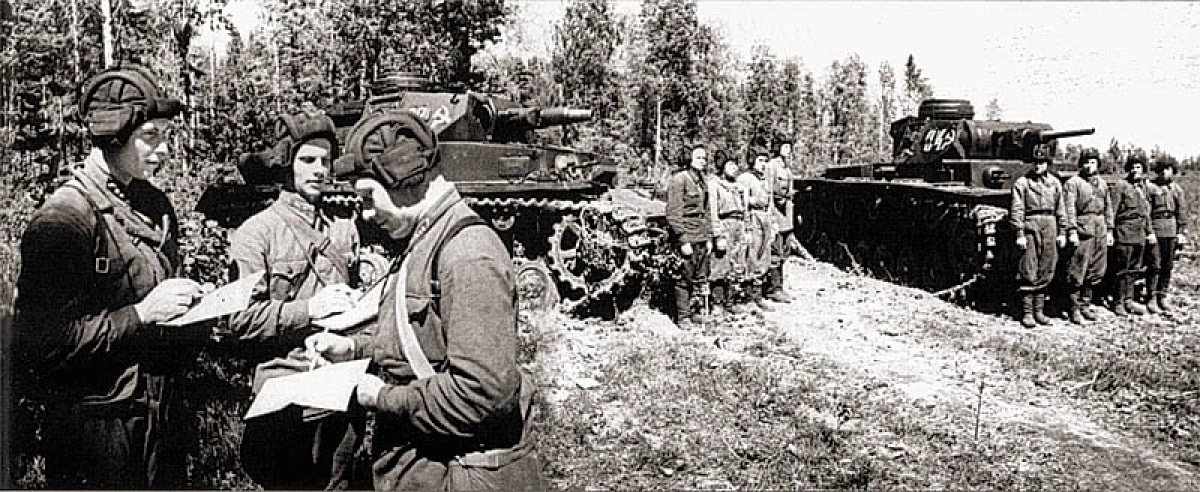 ขณะที่คนงานถังโซเวียตใน Trophy Tanks ต่อสู้ 2693_2