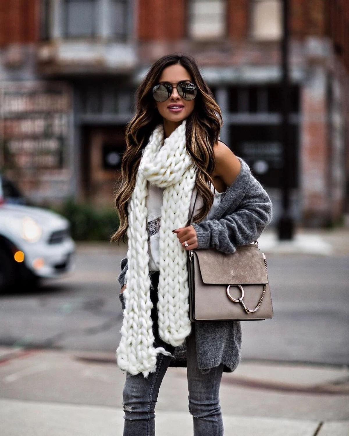 Образ с шарфом. Объемный шарф. Стильные зимние образы. Модные шарфы. Шарф объемный модный.