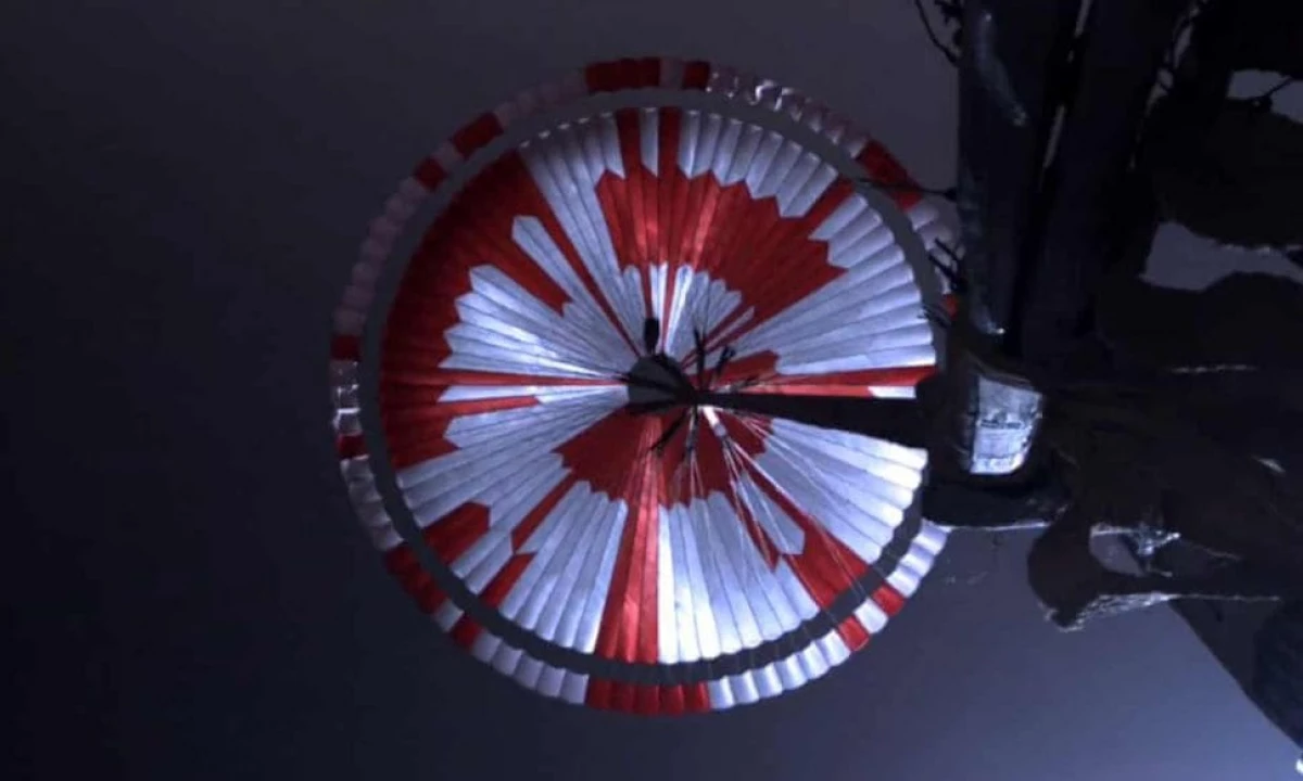 A NASA titkos üzenete a kitartás mocsaras ejtőernyőn - 