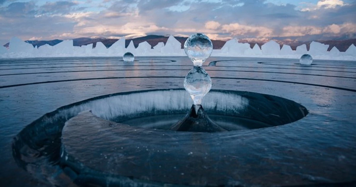Sa Baikal alang sa adlaw sa Spring Equinoxy magtukod usa ka ice labyrinth 4278_1