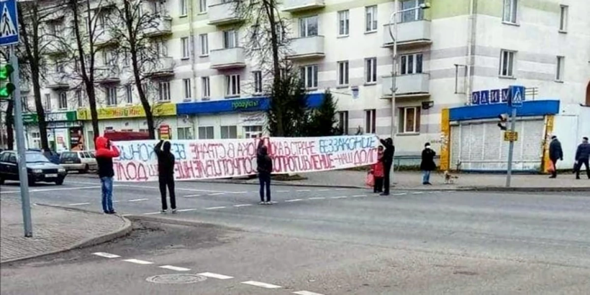 Karayoluna gittiler, gerilmiş poster. Altı kişi, Molodechno'daki pay için ceza makalelerini yargılayacak 4460_1