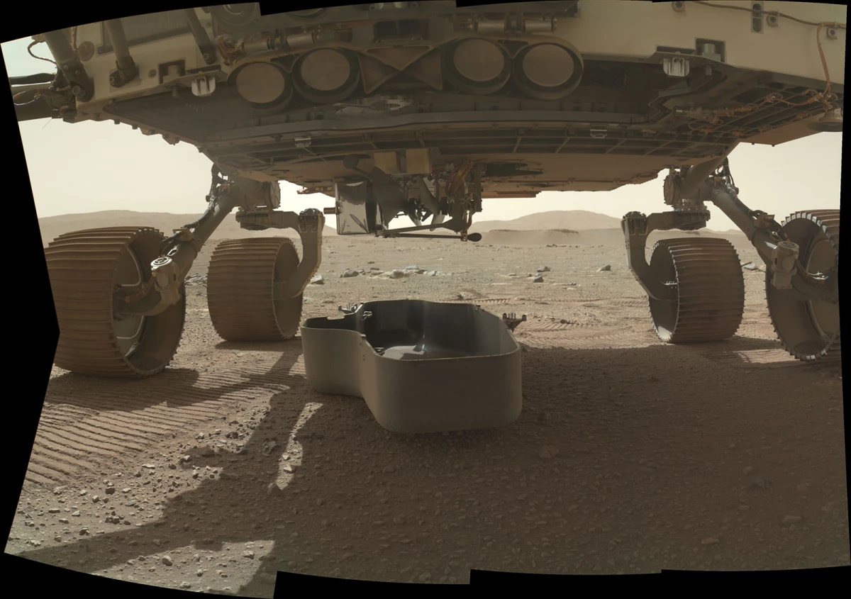 Martian Helicopter正在為航班做準備：堅持不懈地將他的防護罩放下並向“機場”推進，在地面上佔用