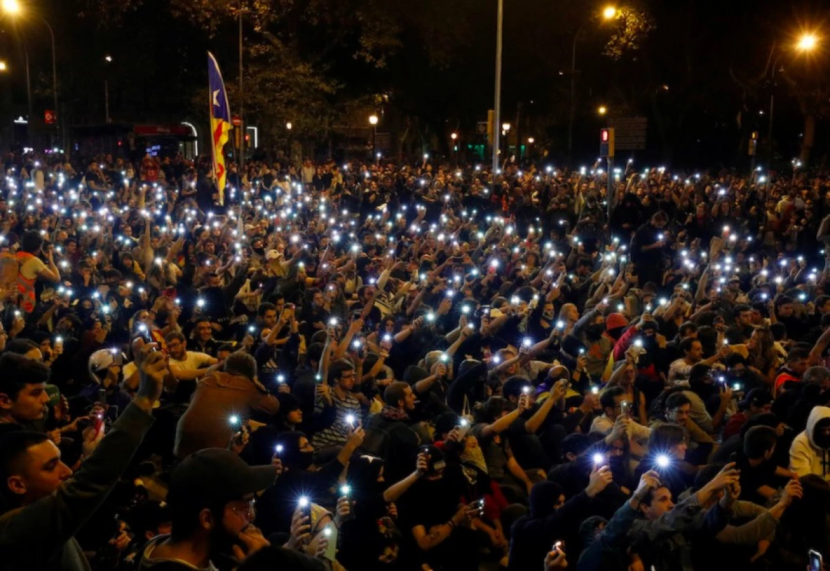Những người ủng hộ Navalny vào Chủ nhật muốn dành Flash Mob với đèn pin. Nó là gì? 5032_1