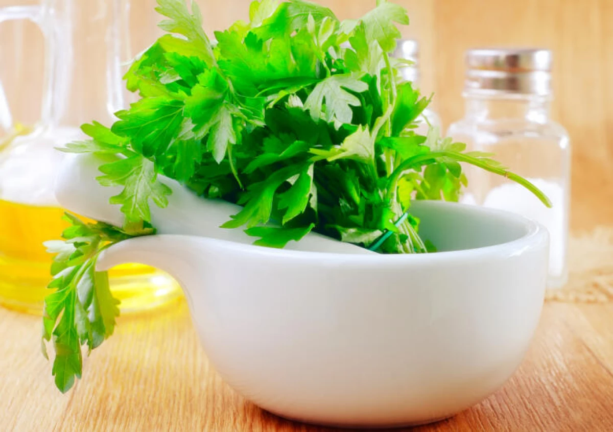 Nấu ăn gì từ rau mùi tây ?: Salad hữu ích 5157_2