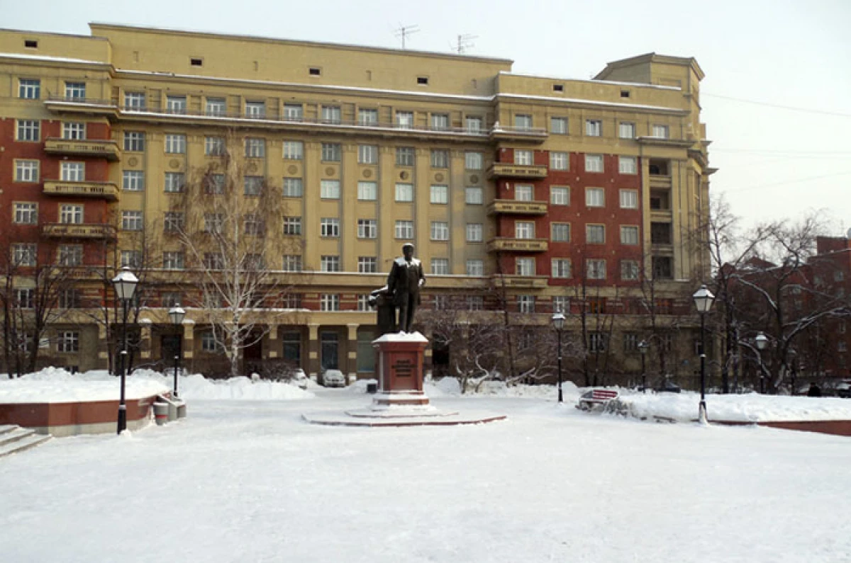 "Sib faib thiab tsev kawm qib siab" cog lus Novosibirsk Communist Party of the Communist Party of the Renaming Sverdlov square