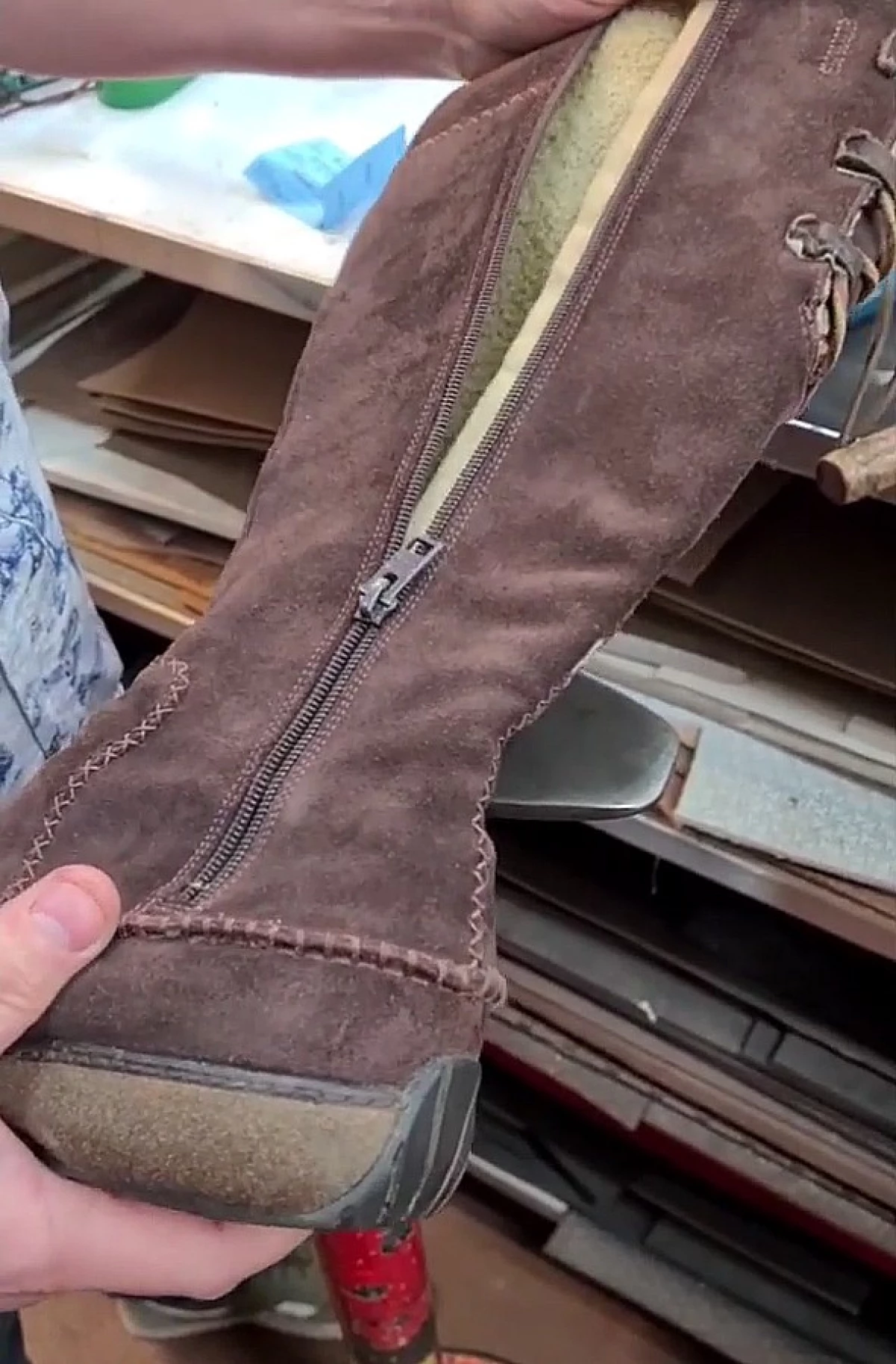 Der Schuhmacher zeigte, wie der divergente Reißverschluss repariert wird, und es ist einfacher, als es scheint