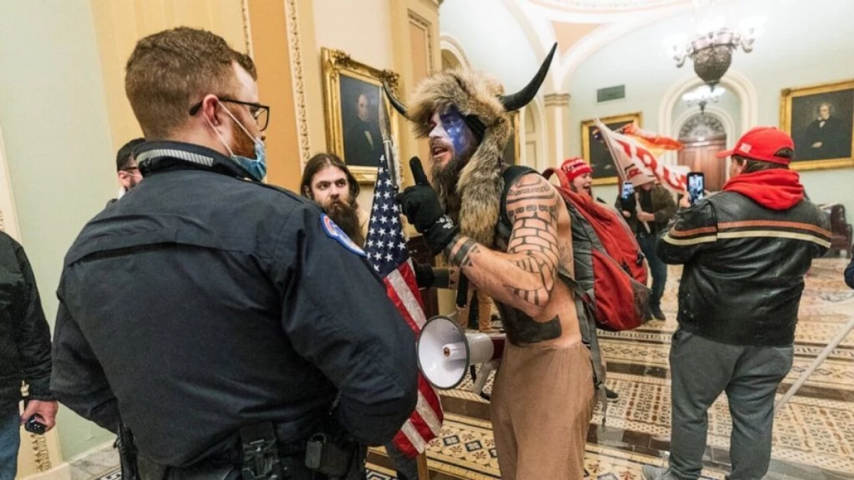 Az Egyesült Államokban visszatartották az Assault Capitol fő résztvevőit, köztük a sámánt a szarvakkal. Hogyan találták meg őket, és hogy fenyegetik 5542_1
