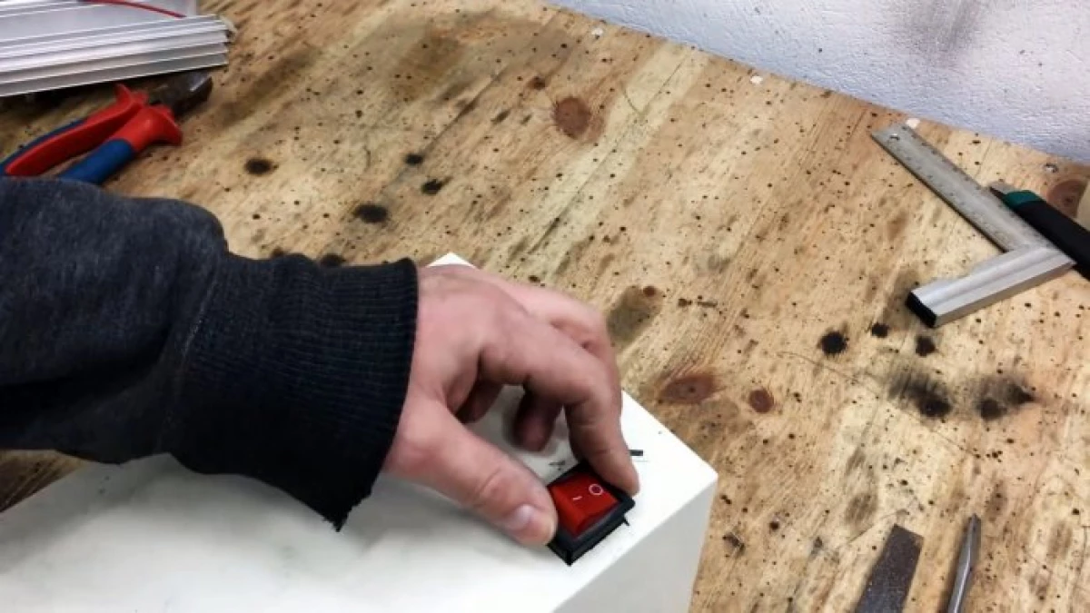 نحوه استفاده از یک پیچ گوشتی با یک باتری غیر کار 5977_13