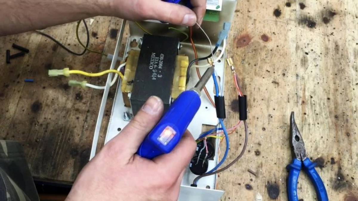 ایک غیر کام کرنے والی بیٹری کے ساتھ سکریو ڈرایور کا استعمال کیسے کریں 5977_16