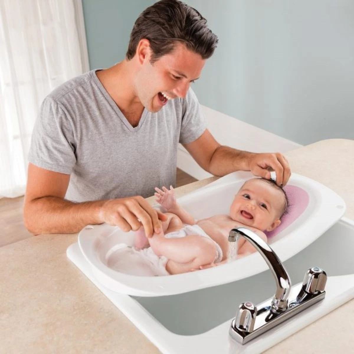 Подмывание новорожденного мальчика. Подмывание новорожденной девочки. Мужчина купает младенца. Папа купает малыша.