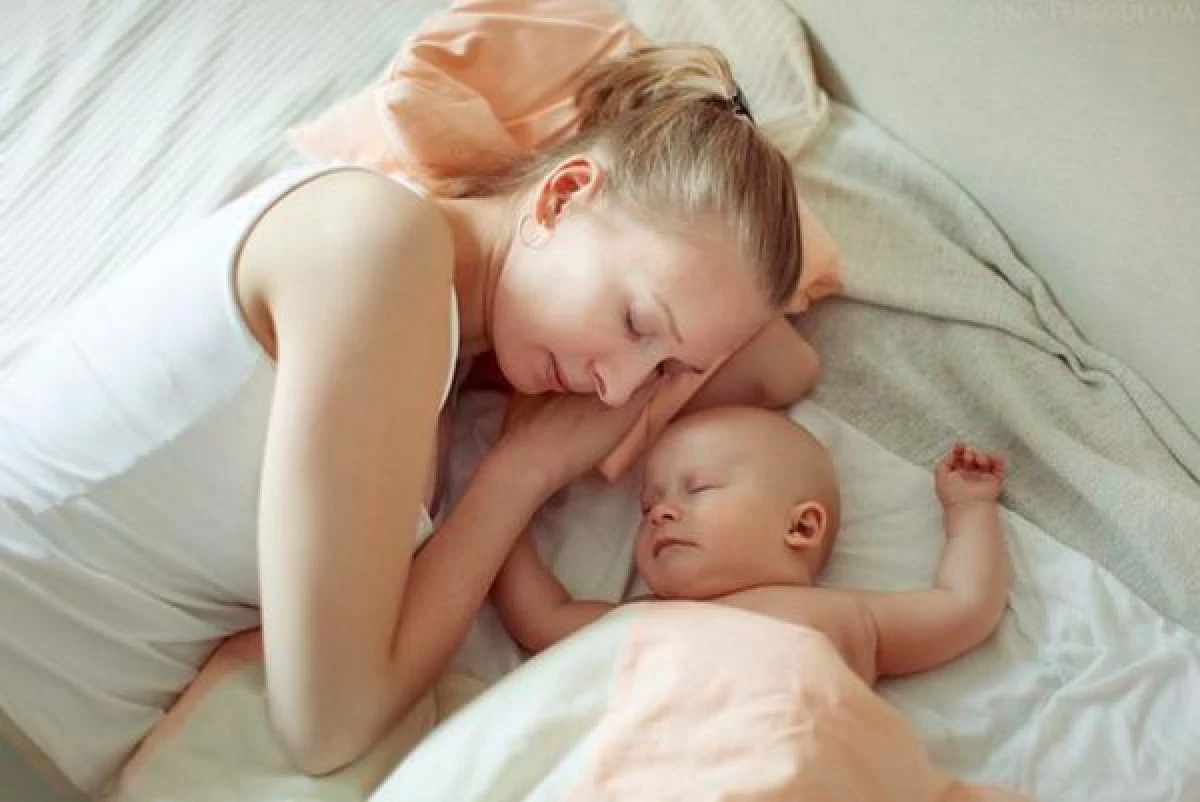 Спляча мама. Малыш и мама. Спящий малыш и мама. Мама с младенцем. Совместный сон с ребенком.
