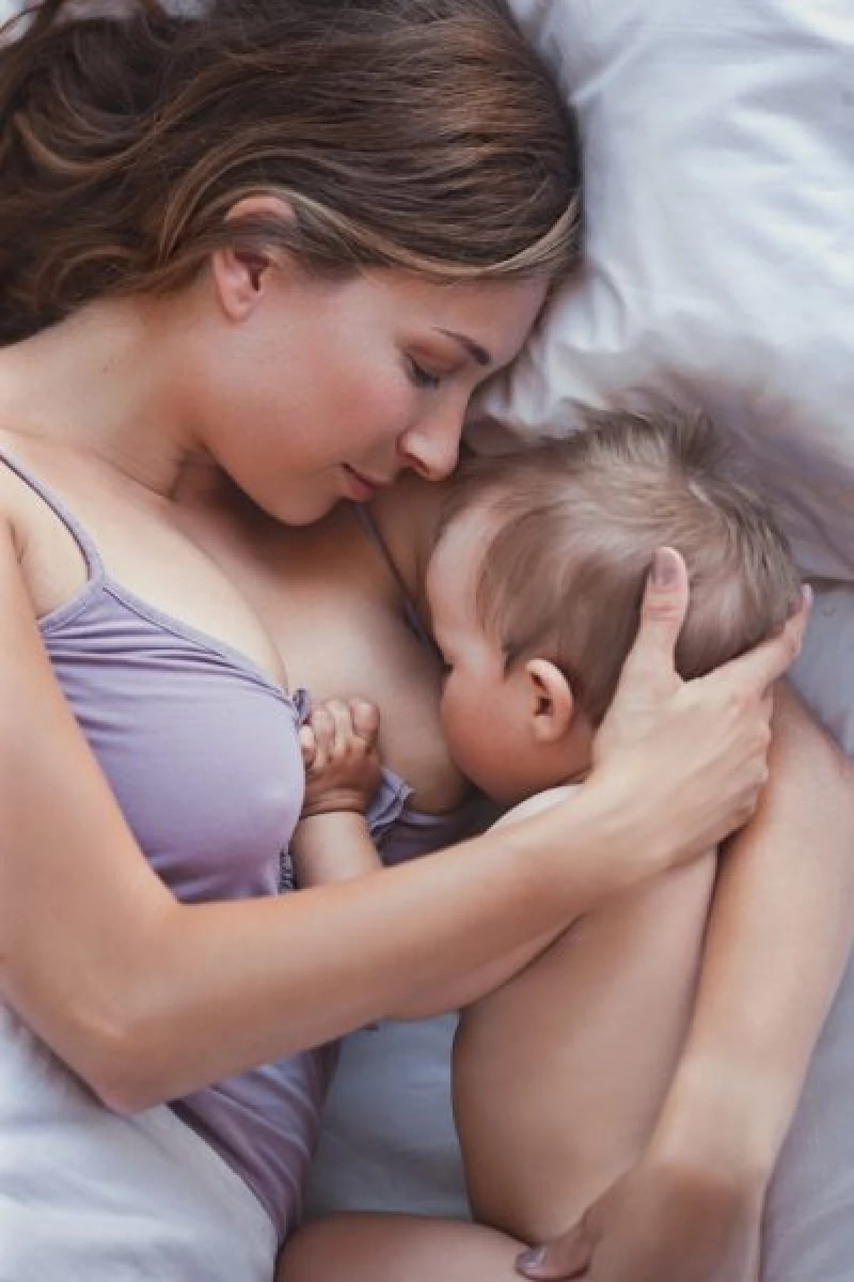 Внутрь спящей матери. Кормящая женщина. Кормит грудью. Грудь спящей. Кормление ребенка.