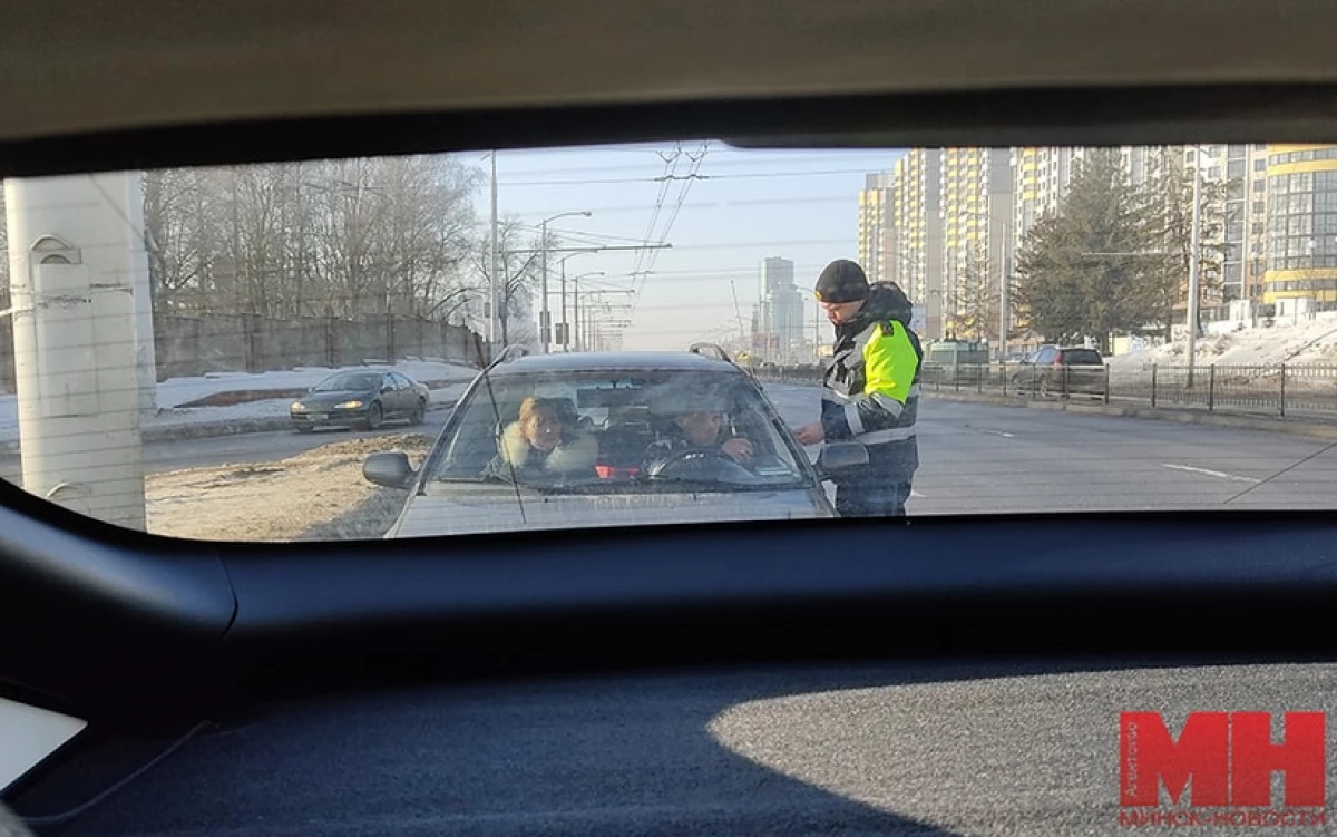 La polizia del traffico Minsk ha mostrato quale macchina è il controllo nascosto 7768_4