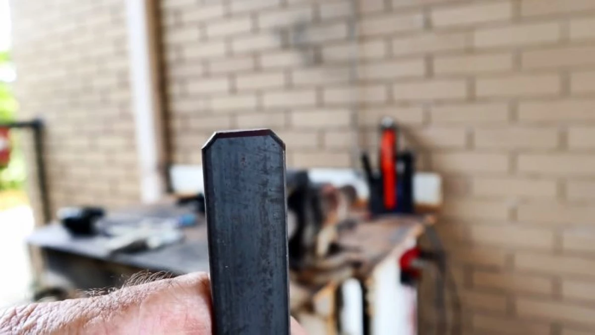 La forma en les tires d'acer i un tros d'accessoris fan una mànec de porta en estil loft 8204_7
