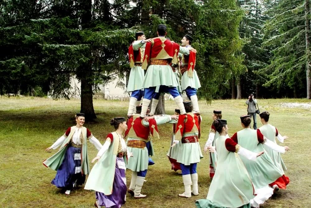 Chernogort Residents- ի ավանդույթները `տղամարդկանց վերամարմնավորում եւ օդում կրակոցներ 833_5