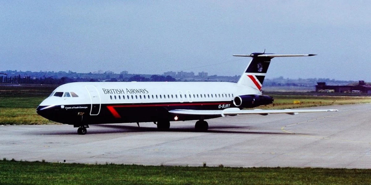 पायलट लगभग उड़ान में लाइनर से बाहर गिर गया: ब्रिटिश एयरवेज का एक अद्भुत मामला 9119_1