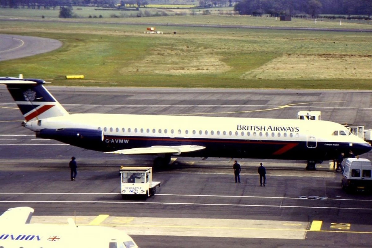Ο πιλότος σχεδόν έπεσε από την επένδυση κατά την πτήση: μια εκπληκτική περίπτωση της British Airways 9119_2
