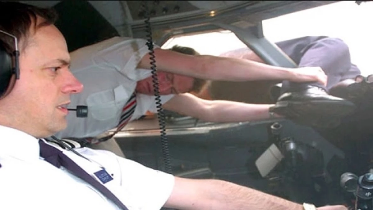 A pilóta szinte kiesett a bélésből a repülés során: A British Airways csodálatos esete 9119_3