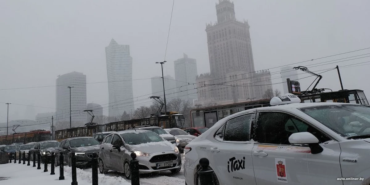 Στα ιζήματα ρεκόρ της Βαρσοβίας. Πώς η πολωνική πρωτεύουσα αντιμετωπίζει ισχυρή χιονόπτωση 9135_1