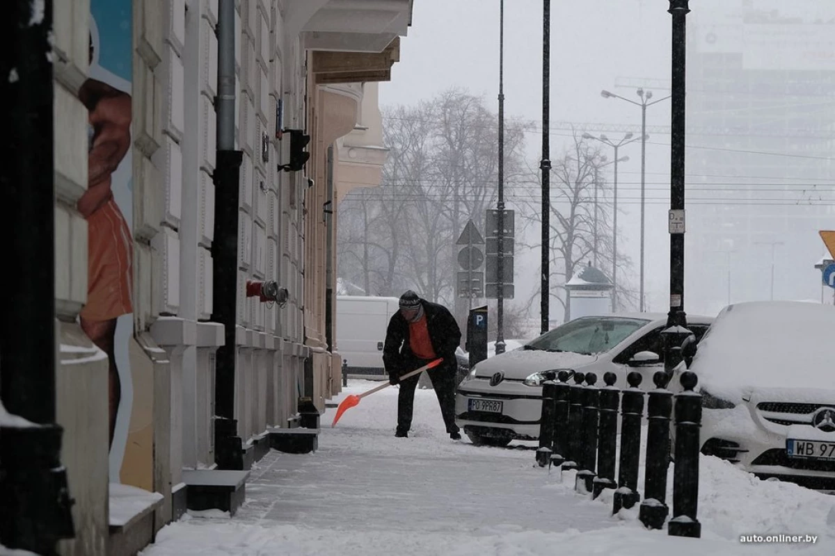 У Варшаві рекордна кількість опадів. Як польська столиця переживає потужний снігопад 9135_13