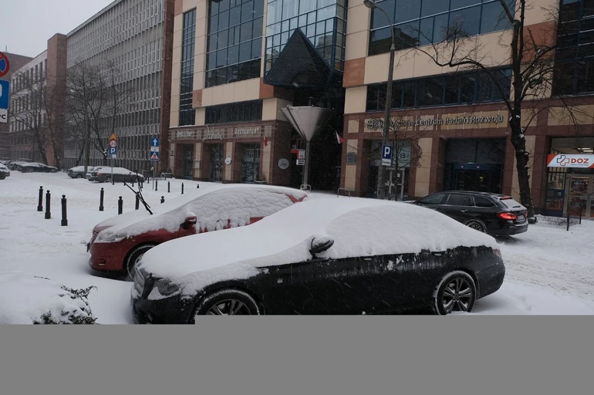 Em sedimentos recorde de Varsóvia. Como a capital polonesa está experimentando uma queda de neve poderosa 9135_19