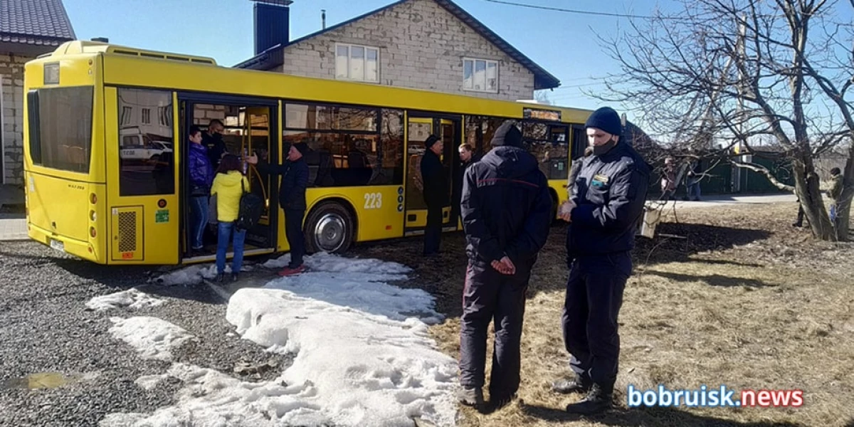Dalam Bobruisk, sopir bus meninggal di belakang kemudi. Penumpang memecahkan kabin kaca dengan rem