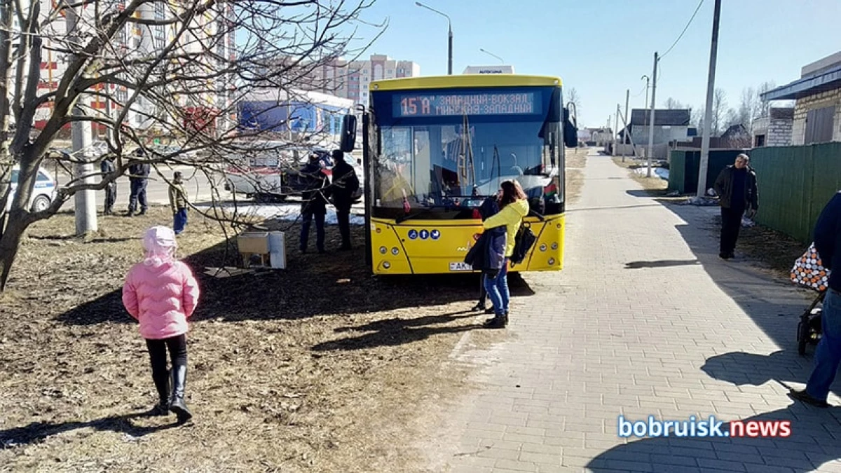 Bobruisk တွင်ဘတ်စ်ကားမောင်းသူသည်ဘီးနောက်ကွယ်တွင်သေဆုံးခဲ့သည်။ ခရီးသည်များသည်ဘရိတ်မှဖန်ခွက်အခန်းကိုဖဲ့ခဲ့သည် 916_2
