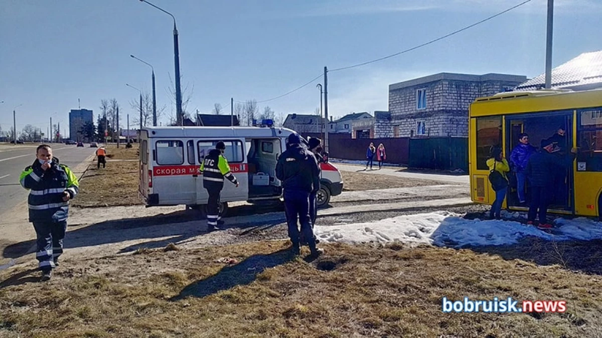 A Bobruisk, el conductor de l'autobús va morir al volant. Els passatgers van trencar la cabina de vidre per frenar 916_3