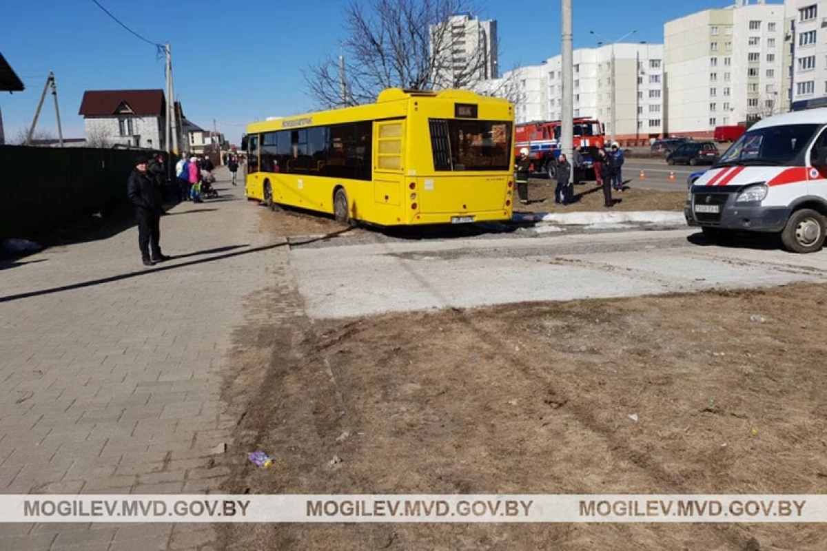 En Bobruisk, el conductor del autobús murió detrás de la rueda. Los pasajeros rompieron la cabina de cristal para frenar 916_4
