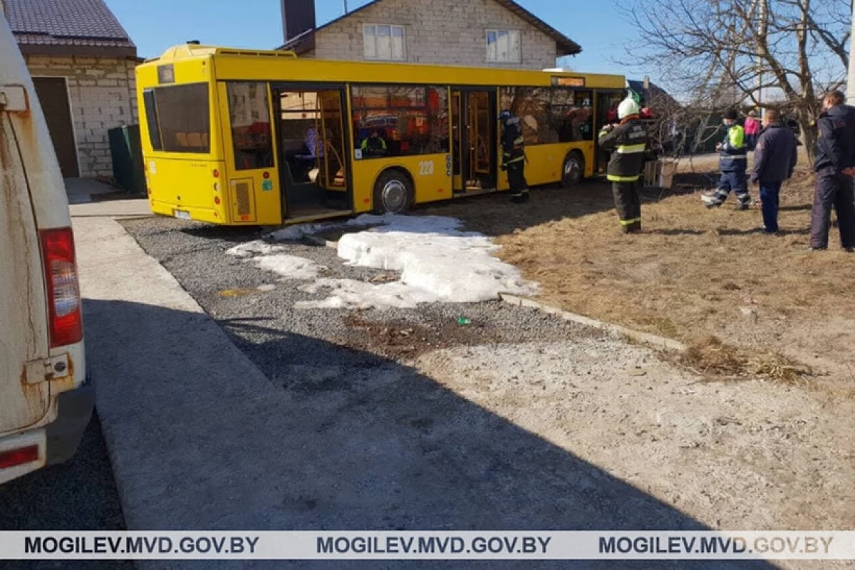در Bobruisk، راننده اتوبوس در پشت چرخ فوت کرد. مسافران کابین شیشه ای را به ترمز شکستند 916_6