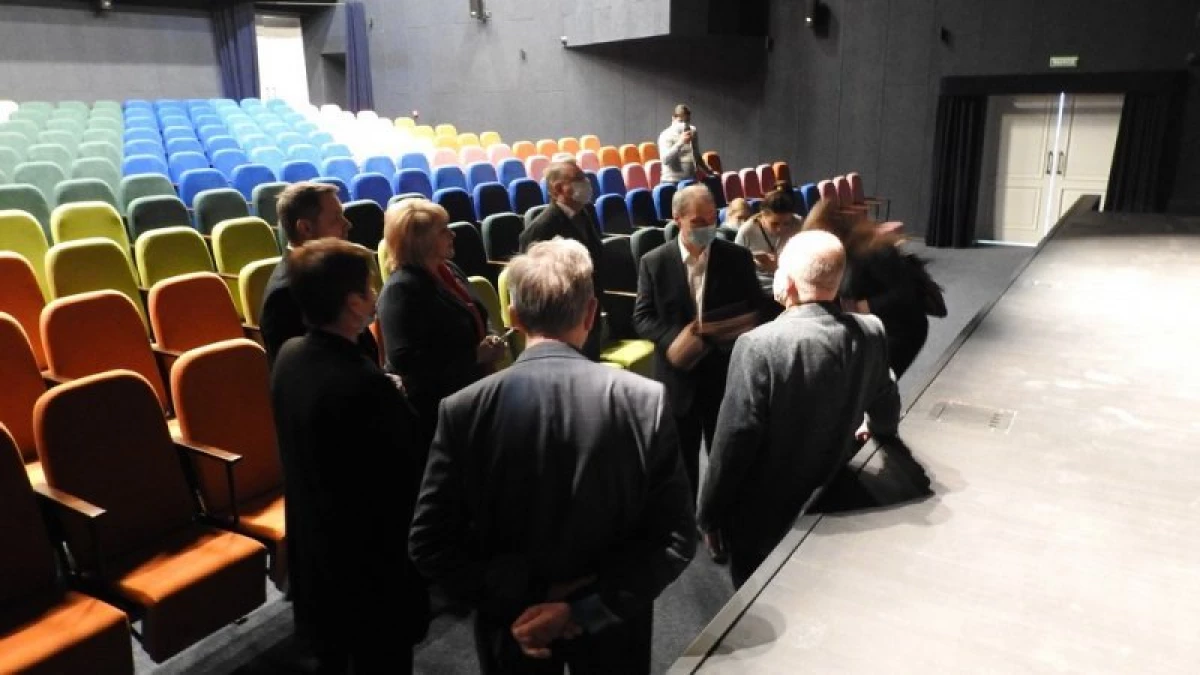Депутатите показаха как в театъра на Саратов ще поправи коледни елхи след новата година 9244_10