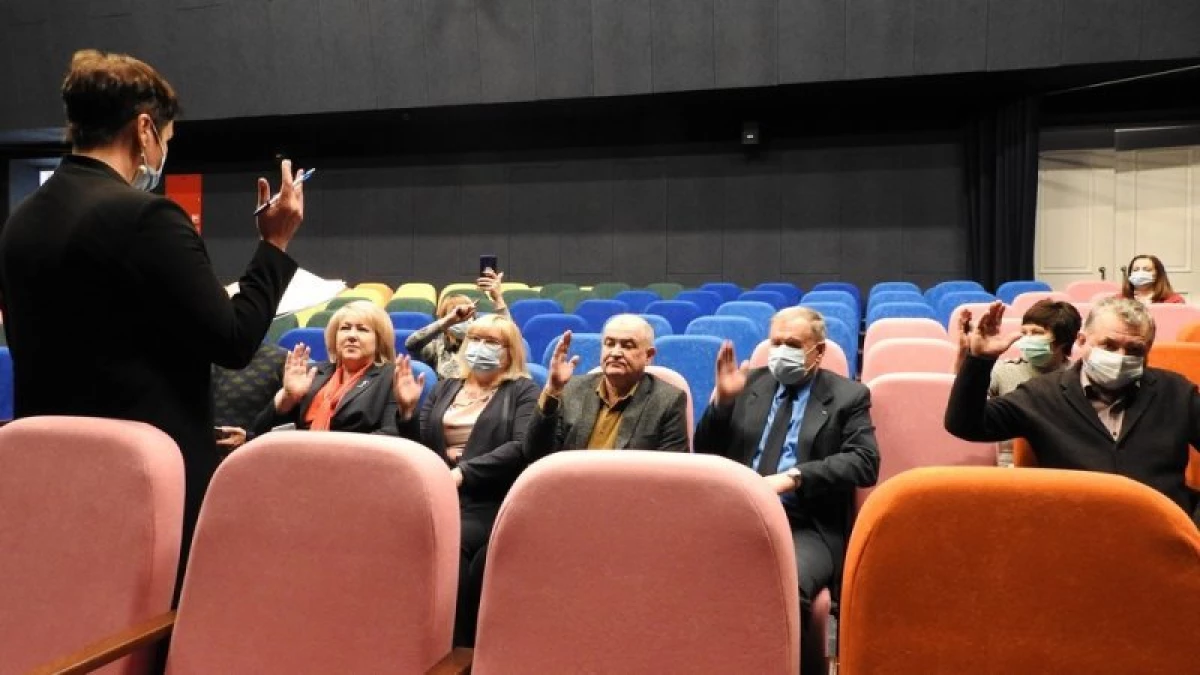 Депутатите показаха как в театъра на Саратов ще поправи коледни елхи след новата година 9244_18