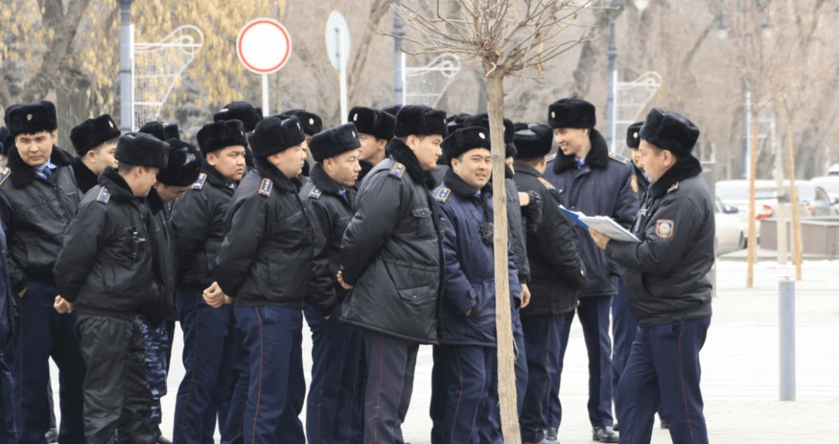 Turgumbayev는 임금을 모으고 경찰관을 개선하기 위해 카바 베 (Tokeeva)에게 감사드립니다.