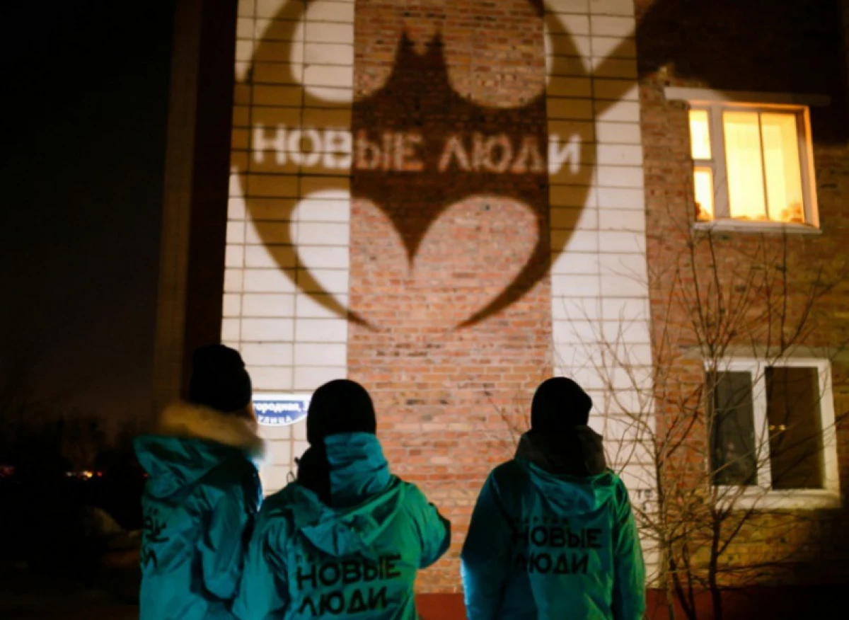 Lluita amb Shadow: Nova gent a Novosibirsk va comprovar la il·luminació del carrer 9776_2