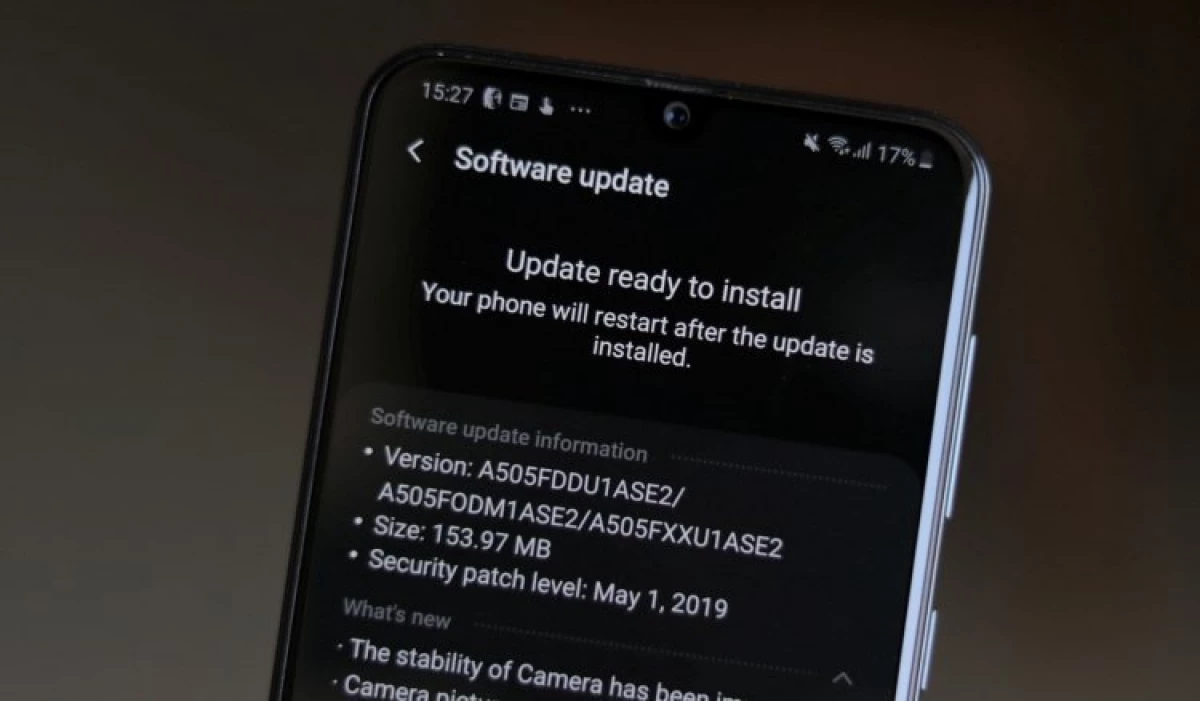 Samsung va prometre actualitzar els seus telèfons intel·ligents Android durant 4 anys. I què passa amb el fet? 9878_3