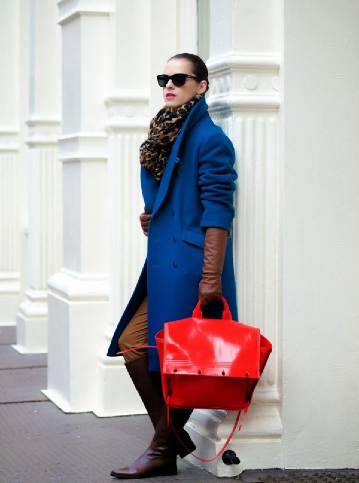 Красное пальто и синяя сумка