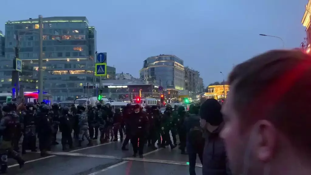 Acciones para Navalny: más de tres mil detenidos, casos de ataque a fuerzas de seguridad y adolescentes en rallies. lo principal 10112_10