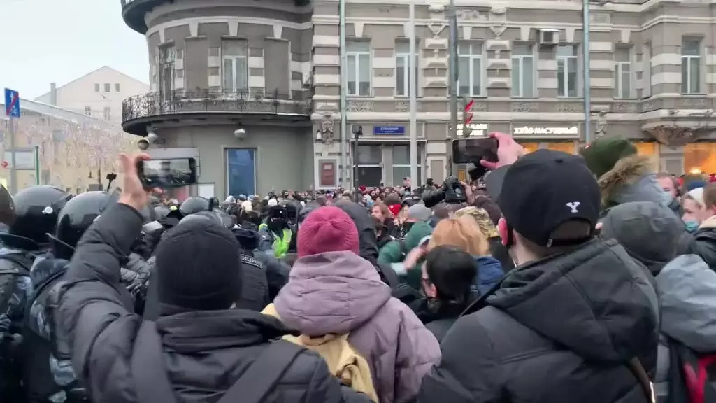 Shares maka Navalny: Ihe karịrị puku ndị ejidere puku atọ, ikpe na ndị agha na ndị ntorobịa na Rallies. Isi ihe 10112_8