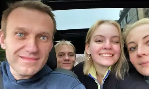 What is the story with the daughter of the Oppositionist Navalny. Is it true that she studies abroad and lives there 10401_2