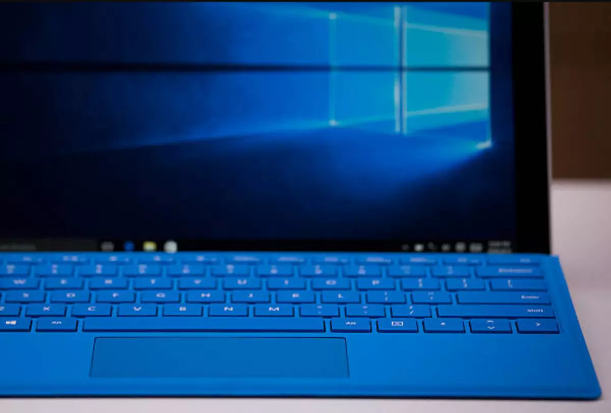 Microsoft merancang untuk melepaskan komputer riba Surface 4 dengan Pemproses AMD Ryzen 5 10547_1