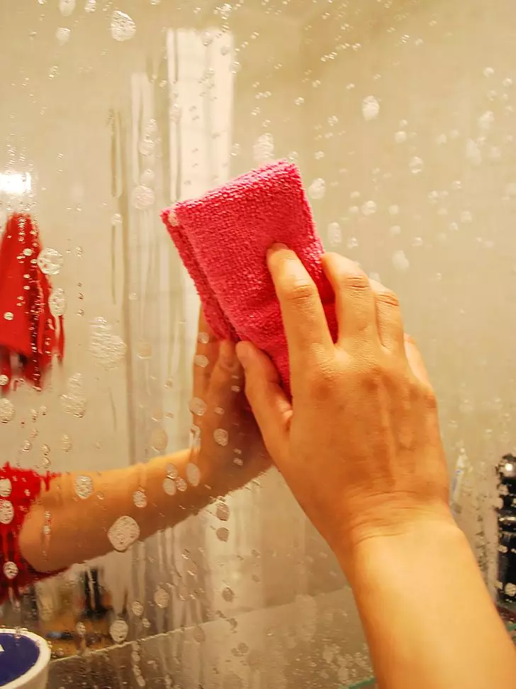 Πώς να πλένετε τον καθρέφτη χωρίς διαζύγια 10665_2