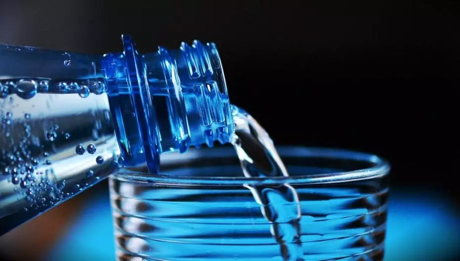 Dekk for en flaske som effektivt filtrerer mikroplastiske partikler