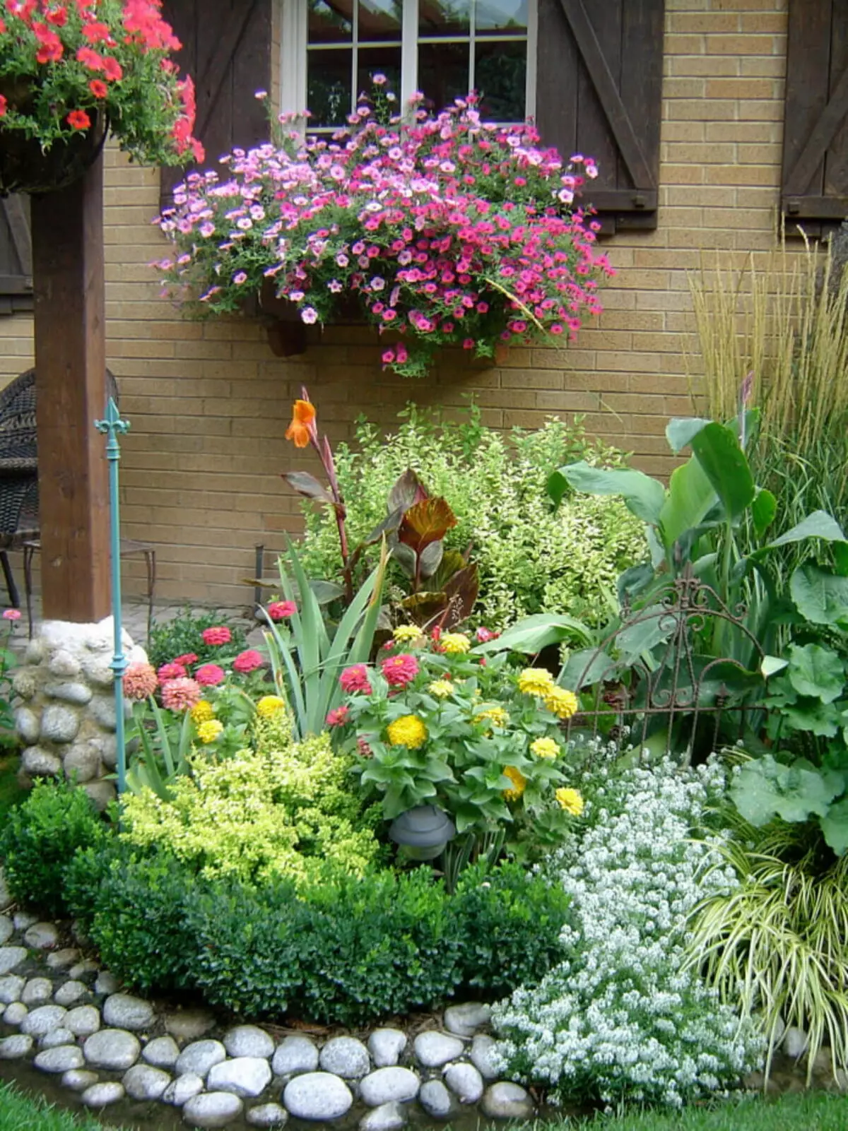 夏を逃した人のための民間家の中庭の10の美しい花壇 11123_2