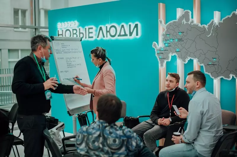 Las nuevas personas en Novosibirsk dieron el lanzamiento al programa de realidad político 