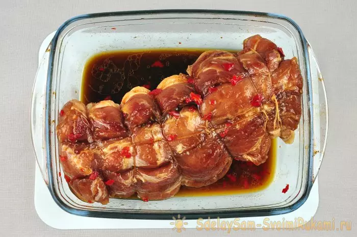 Com recollir i coure carn de porc al forn saborós 1122_7